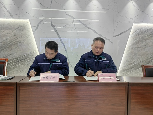 集团公司与各单位签订安全环保目标管理责任书