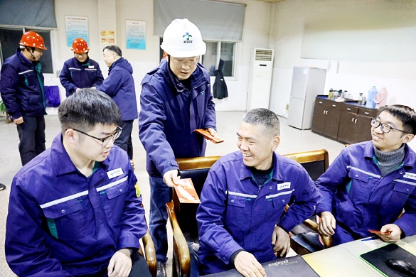 集团领导除夕夜深入一线看望慰问员工