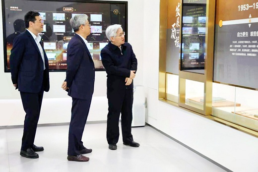 汪华率队与中国十五冶会谈